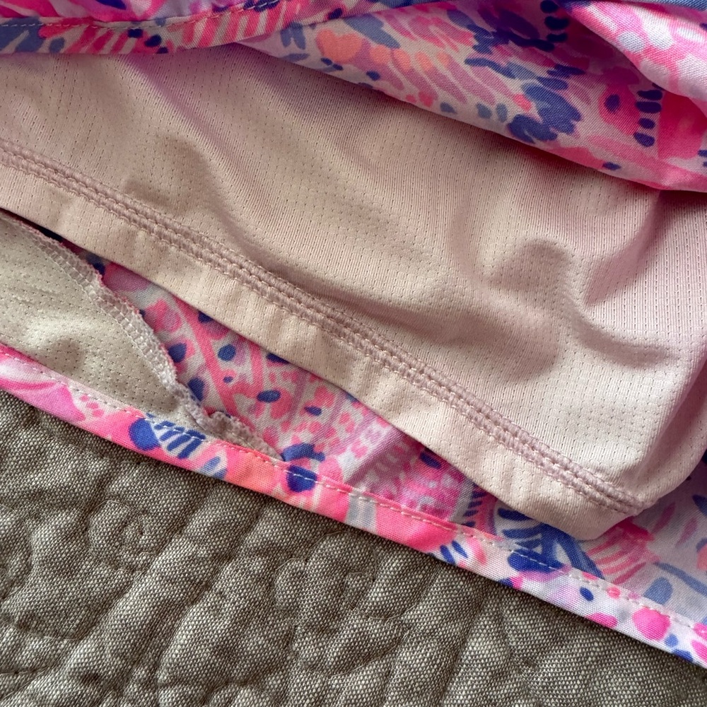 Lilly Pulitzer Luxletic 4" Ocean Trail
Shorts in Raz Berry Sea You Soon - XS - Picture 9 of 10